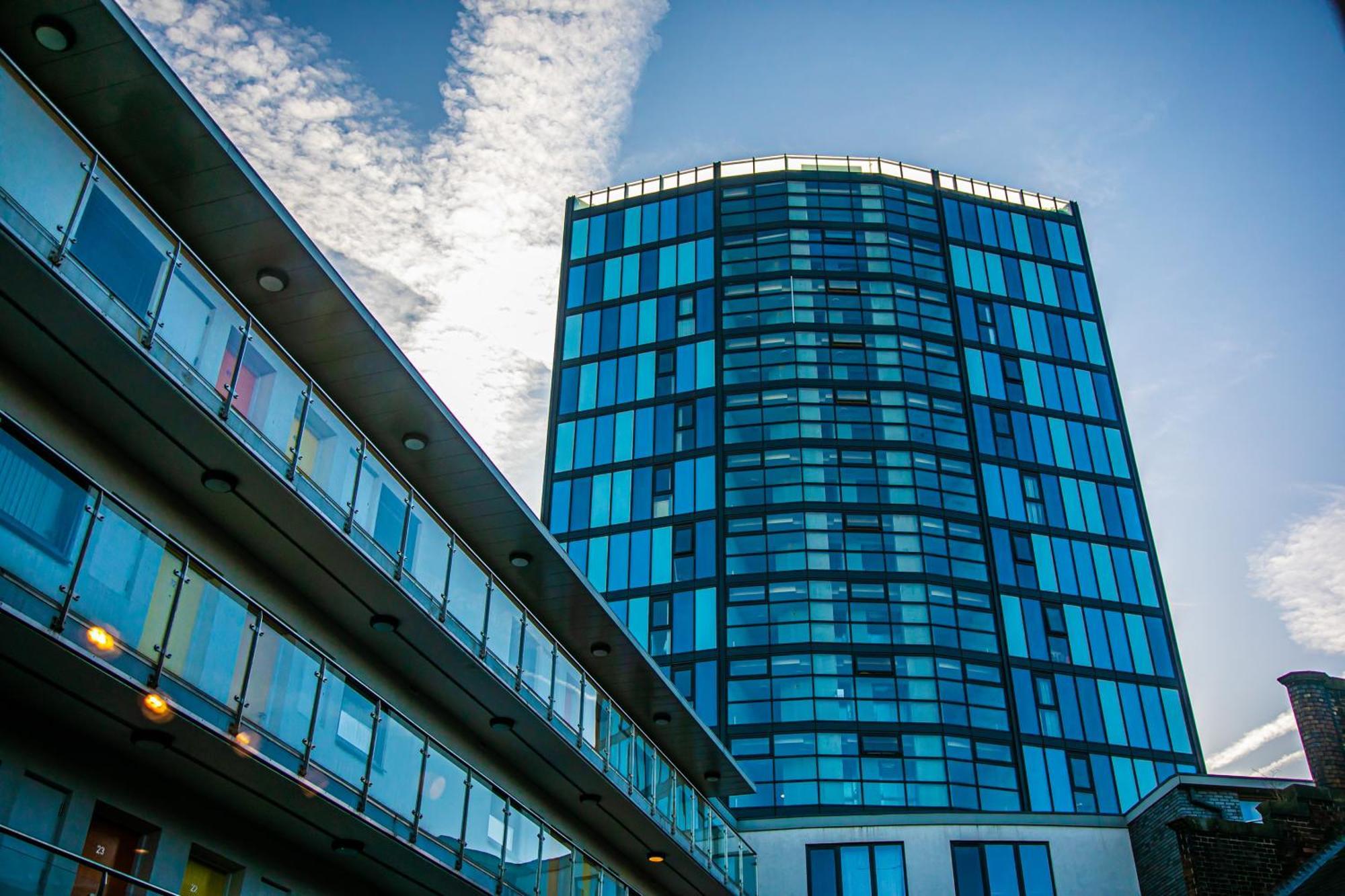 Stylish 2 Bed Apt 18 - City Centre, Free Parking, Espresso Machine & Netflix - Hosted By Stay Host Save Sheffield Exterior photo